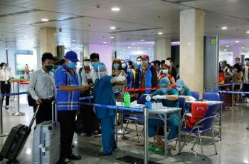 Thực hiện lấy mẫu xét nghiệm giám sát Covid-19 ngẫu nhiên tại Cảng HKQT Tân Sơn Nhất
